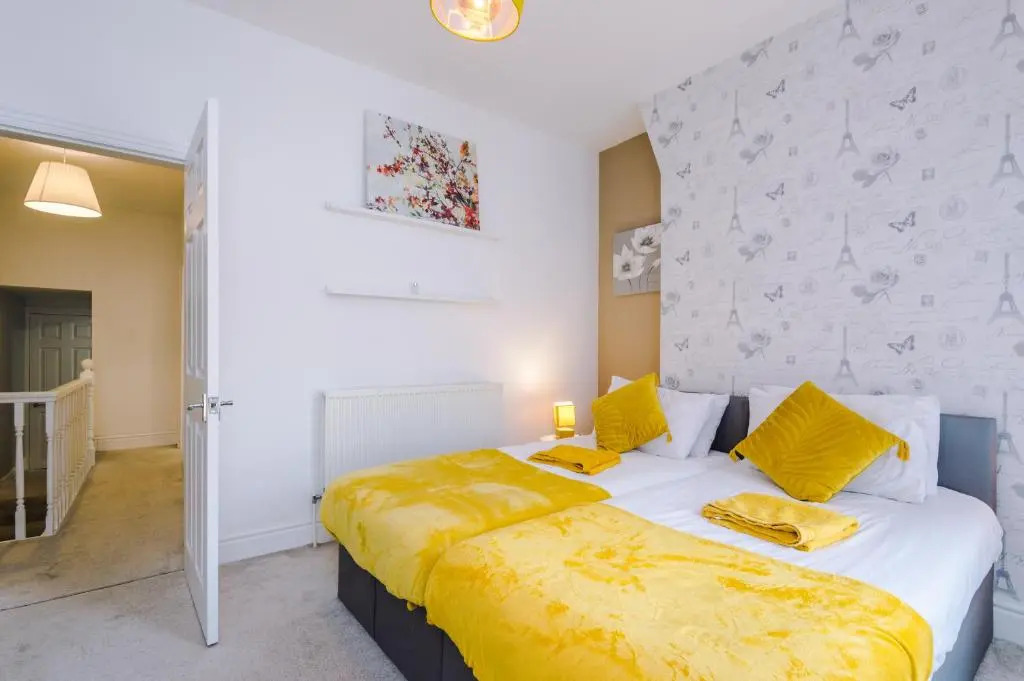 Finchley House lovely house in Anfield, 2 minutes walk from the stadium, parking and wifi
