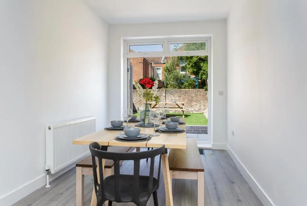 Oliverball Serviced Apartments - Harold House - Modern open plan 4 bedroom, 3 bathroom house in Portsmouth