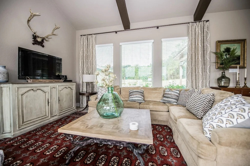 The Century Oak: 3-unit Beside Hidden Falls 4 Bedroom Home