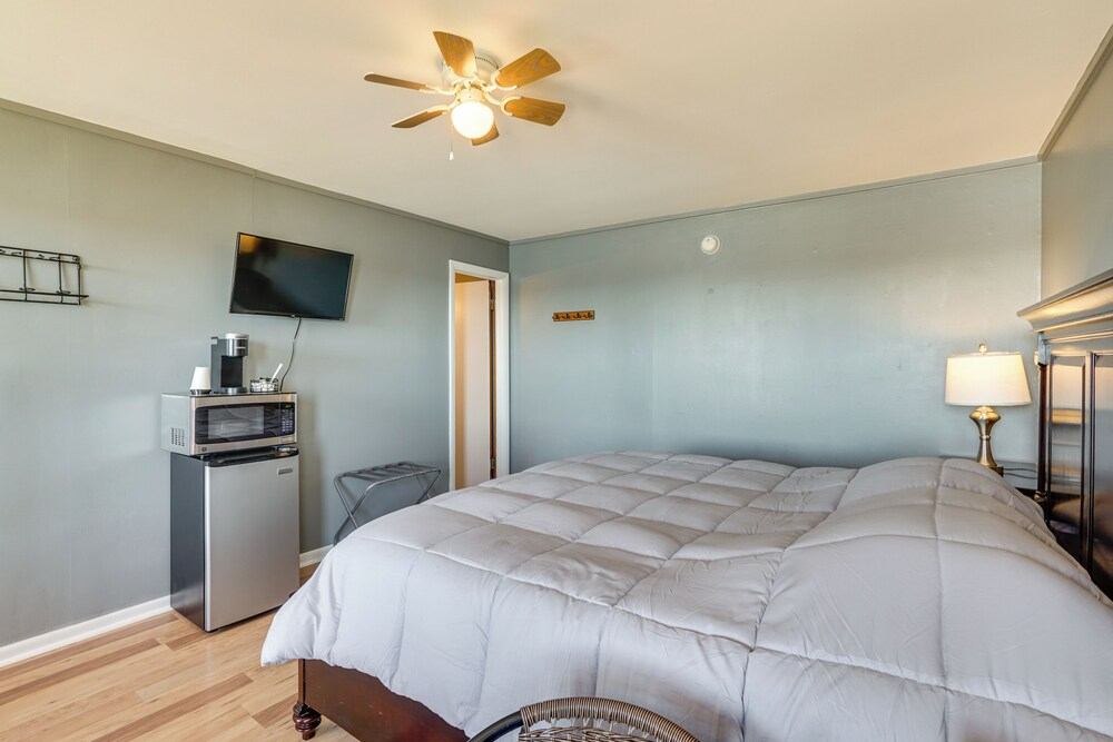 Unit 7: Bagnell Strip Adventure Hub, Patio & Views