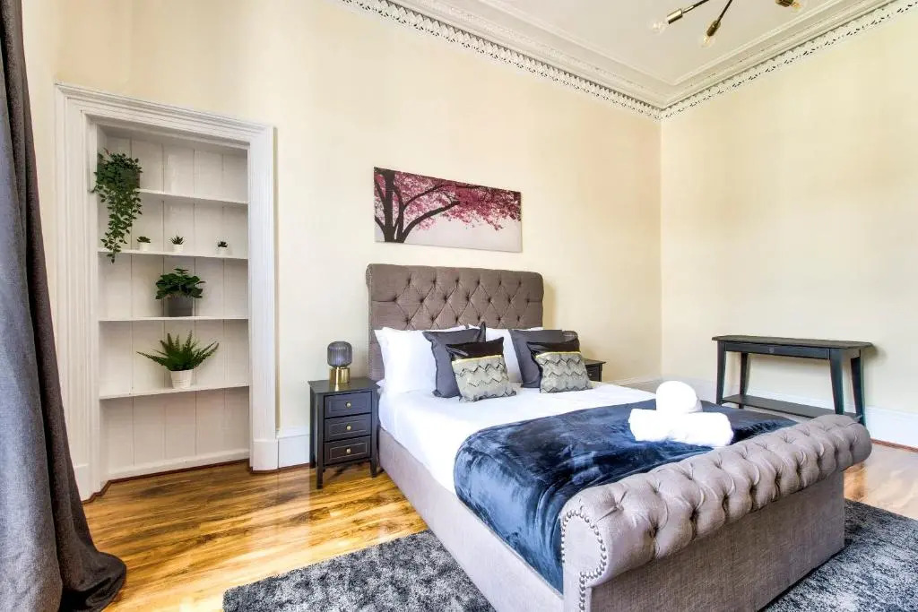 Stunning 5 bedroom apt, close to city centre, SEC, Hydro and motorway