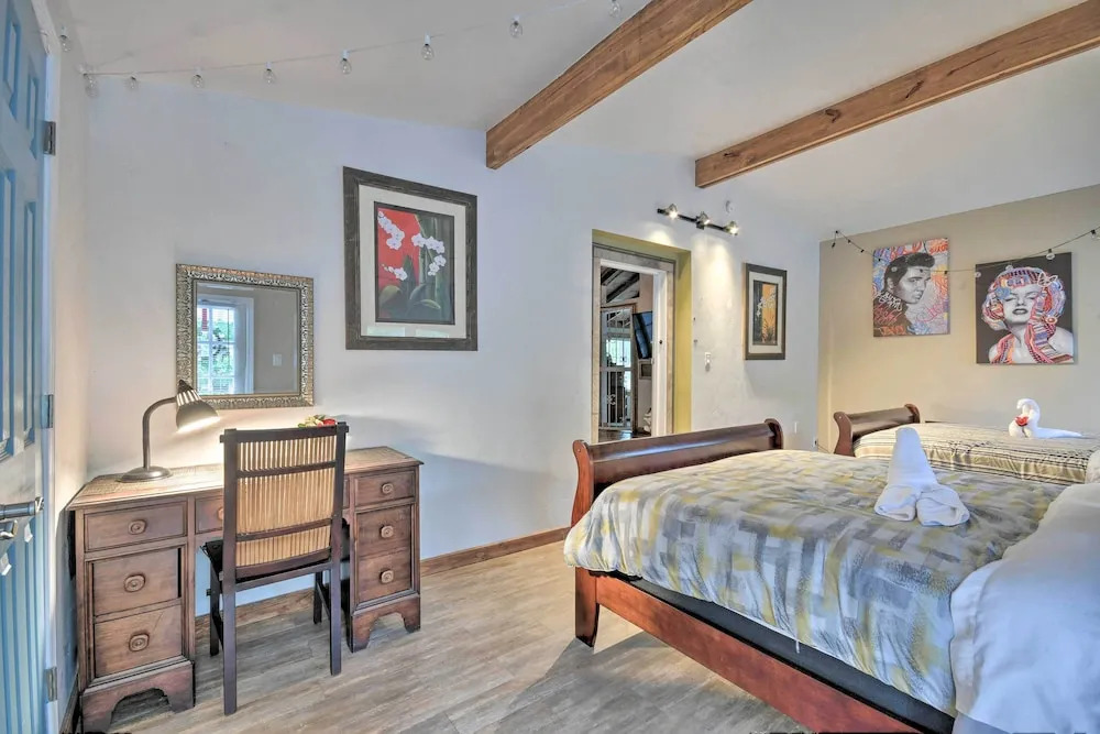 Rustic Chic Home: 1 Mi to Dtwn Hot Springs!