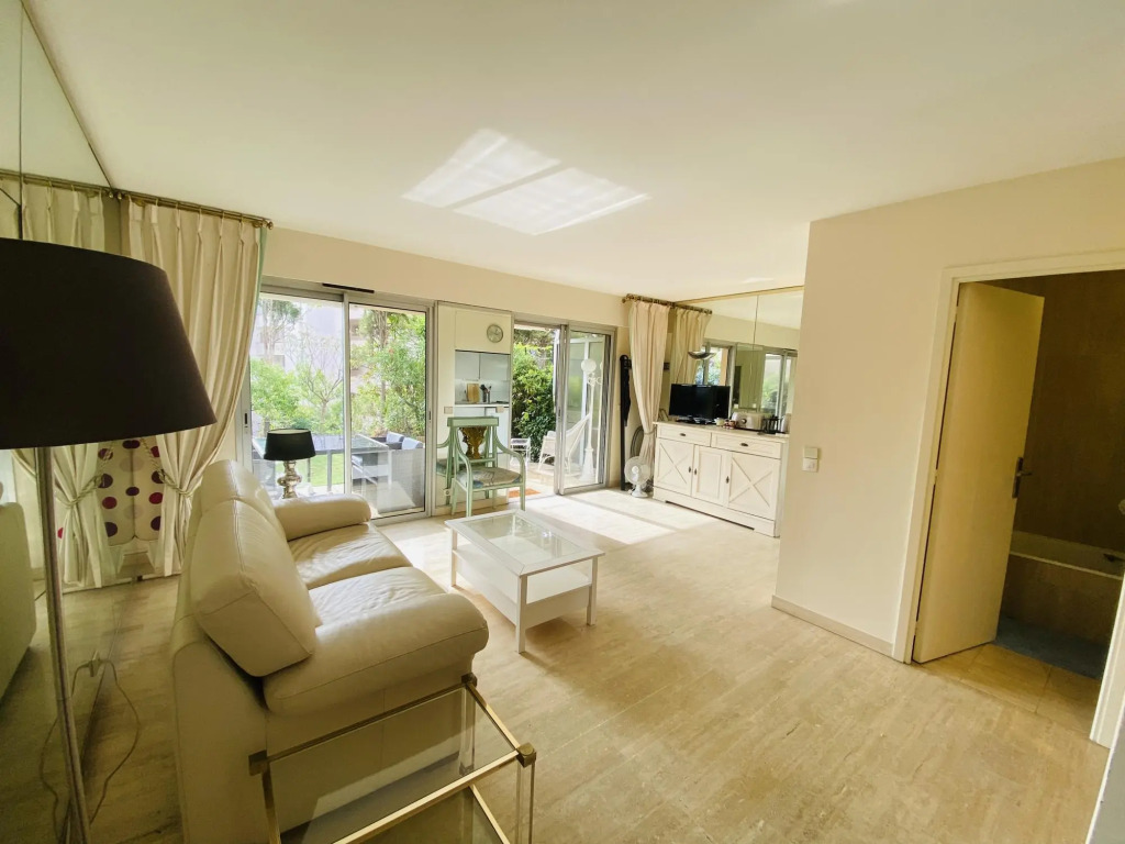 Modern and light studio apartment in prestgious area of Cannes. Small garden and pool. - 743