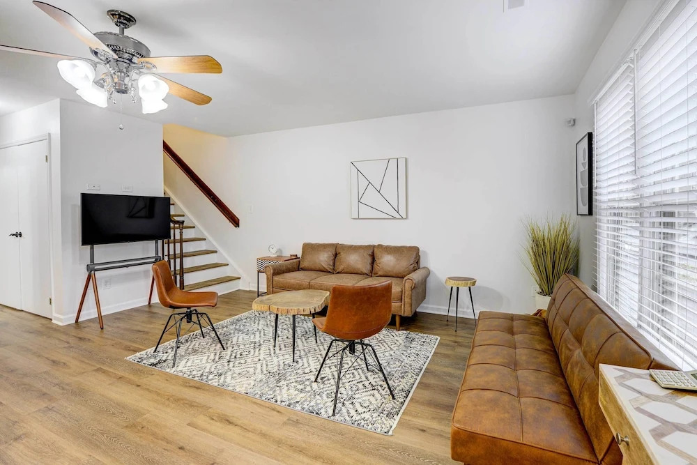 Contemporary Townhome ~ 7 Mi to Dtwn Raleigh