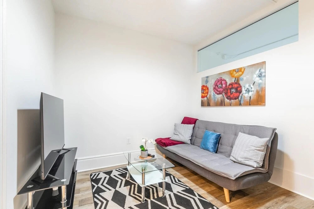Warm Cozy 2 Bedroom Apartment w Netflix