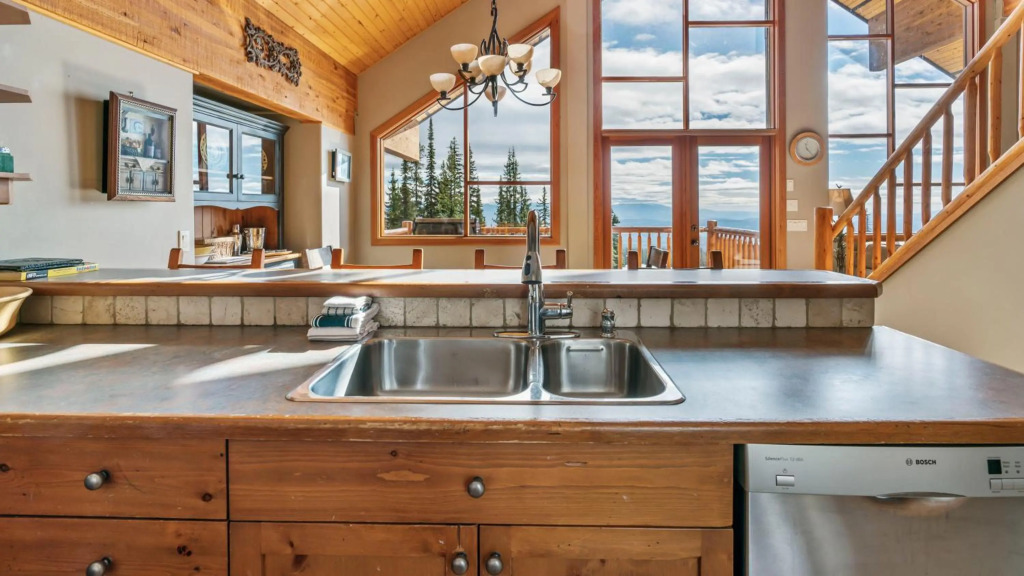 Coyote Creek - Large Ski In/Ski Out Chalet with Amazing Views & Private Hot Tub