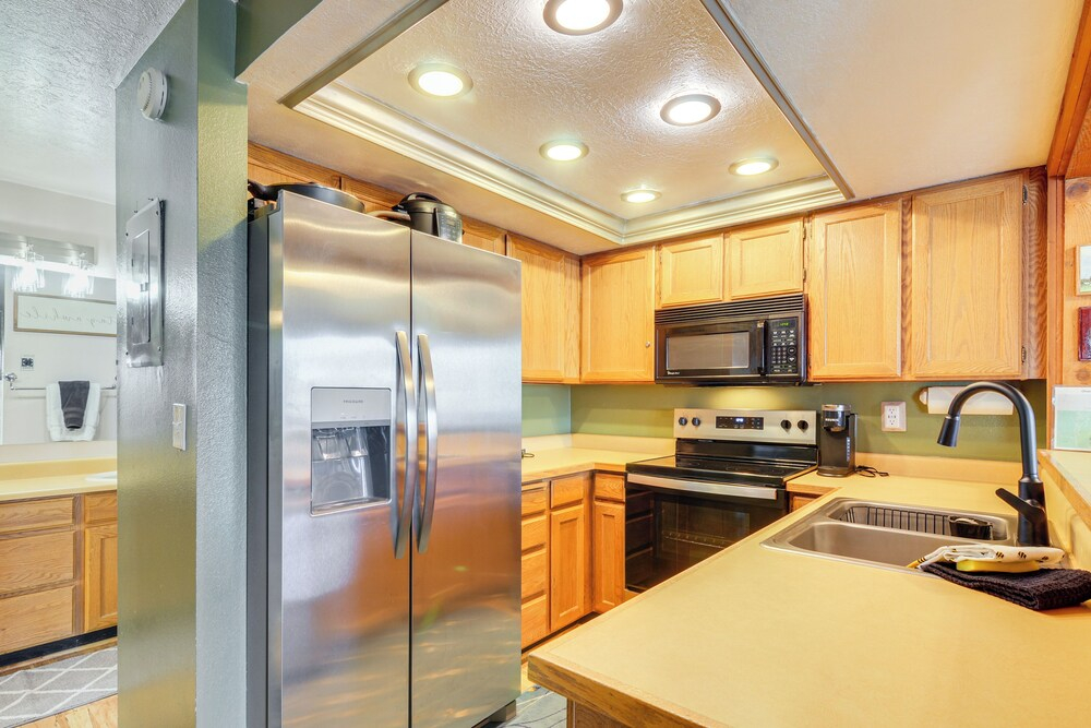1/2 Mi to Brian Head Resort! Mtn-view Condo