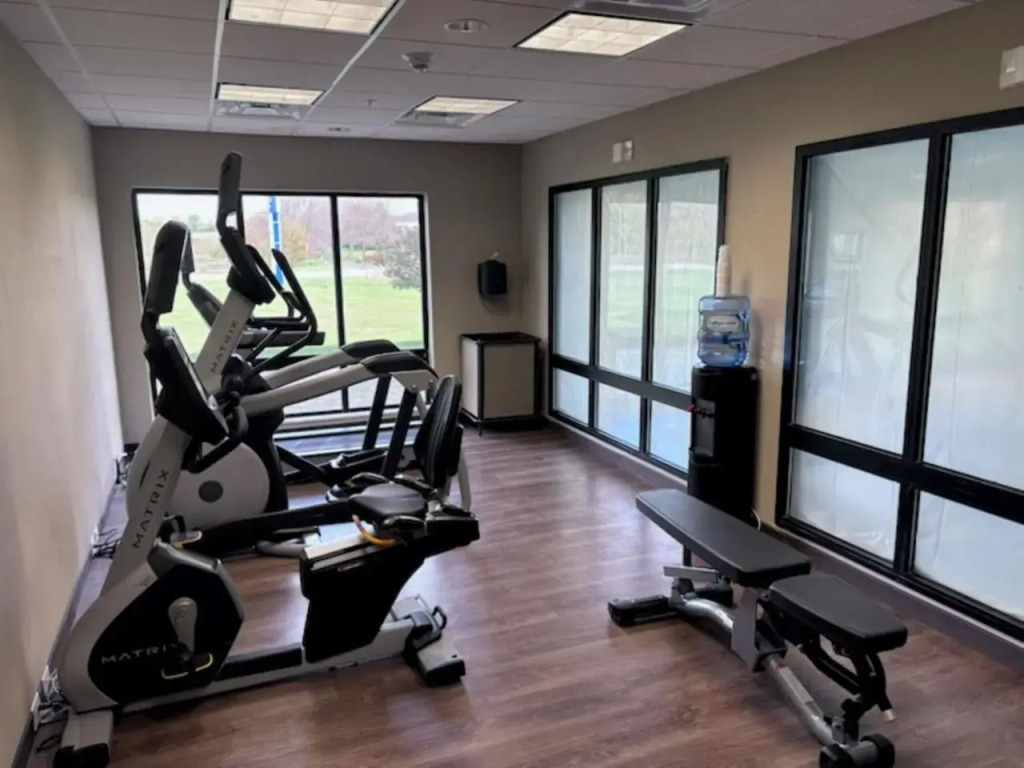 Holiday Inn Express & Suites Springfield, an IHG Hotel