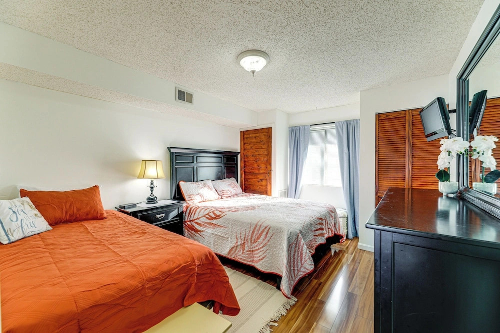 Pool, Sunset Views & Prime Setting! Ocean City Gem