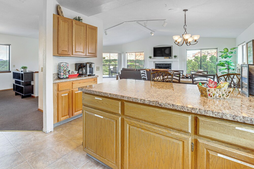 2 Mi to Uptown Sedona: Home w/ Hot Tub & Fire Pit!