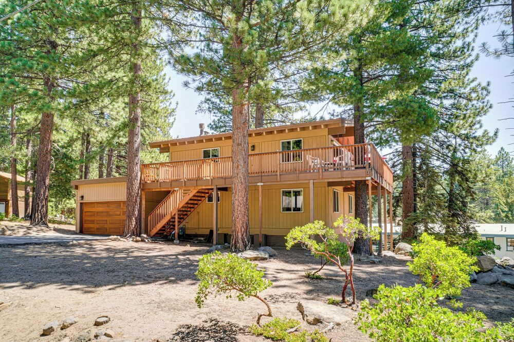 Walk to Lake Tahoe: Family Retreat w/ Deck