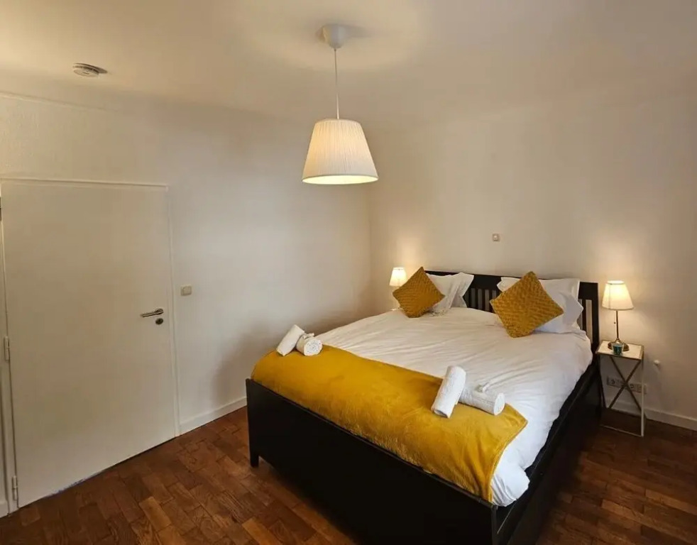 Ideal city stay 1BR near train station