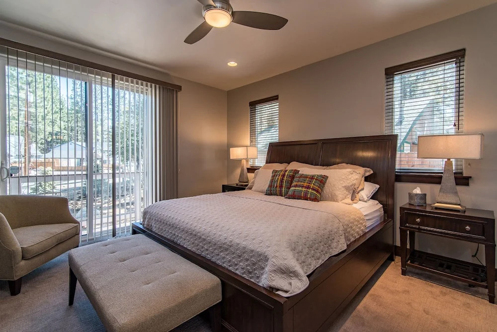 Ski-centric 4br W/ Hot Tub 4 Bedroom Home