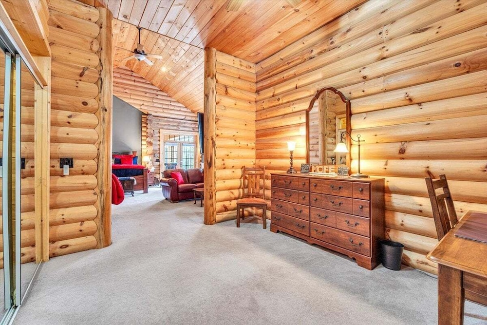 Liberty Pines - Lakefront Log Home, Swim Spa & Game Room