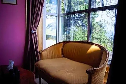 Emerald Healing Centre - Hotel & Retreat