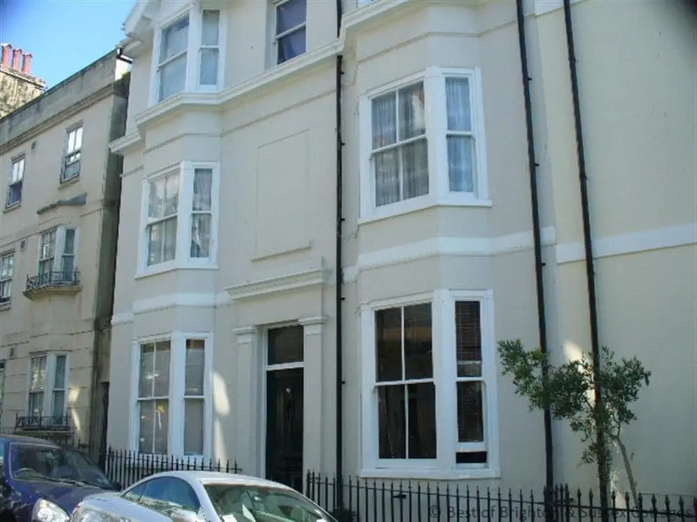 Apartment in old-style with bay window, a modern kitchen and a warm chimney
