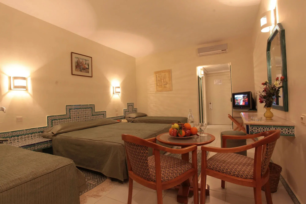 Hotel Venice Beach- Families and Couples Only