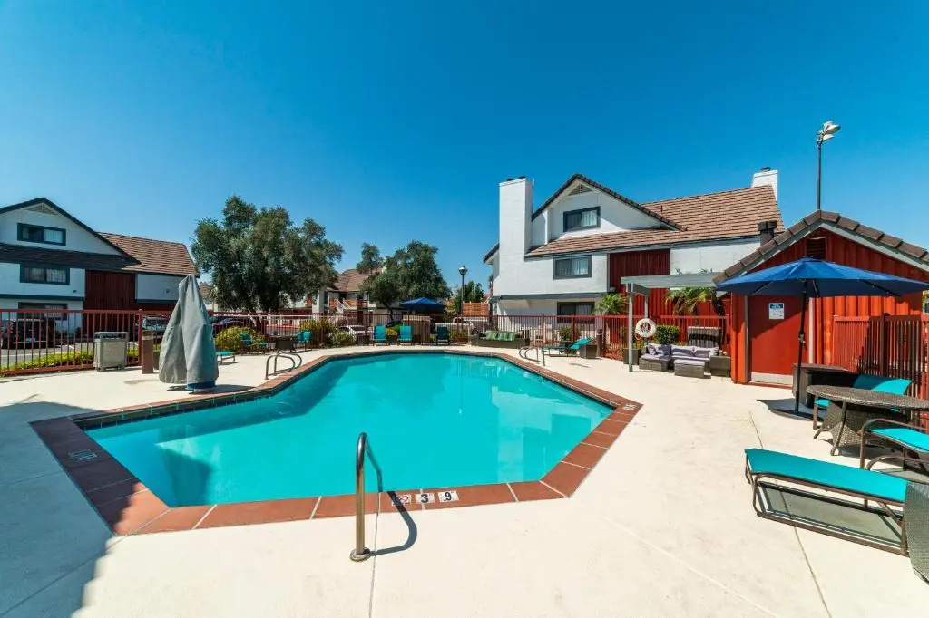 Metro PHX Upstairs 2bd sleeps 6 heated pool PETS ALLOWED