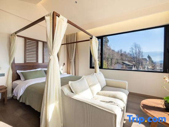 A Glowing mountain homestay