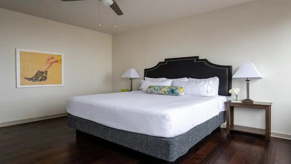 16th FL Bold CozySuites w/pool, gym, roof #6