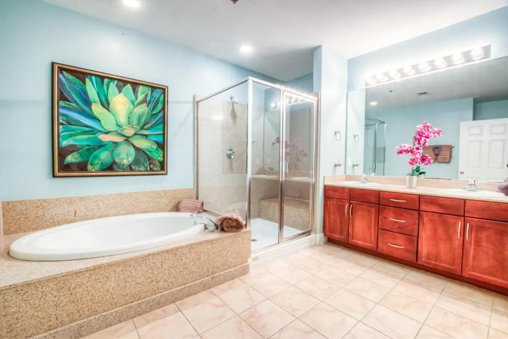 Large 3 Bd Penthouse 2034 In Laketown, Great Views and Amenities