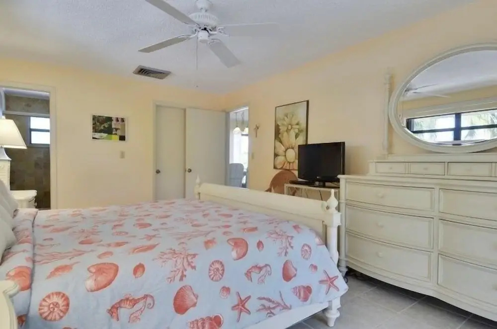 Beautiful 2 bedroom with Boat Slip 2 Home by RedAwning
