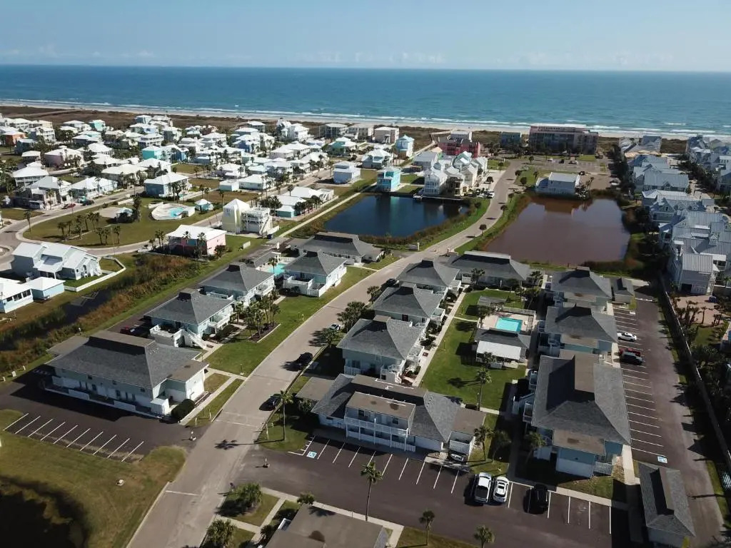 EC134 Newly Remodeled Ground Floor Condo, Boardwalk to Beach, Shared Pool and Grill