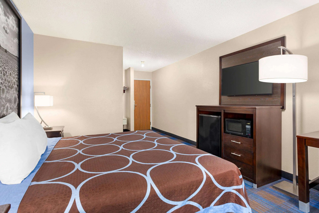 Super 8 by Wyndham Lenexa Overland Park Area/Mall Area