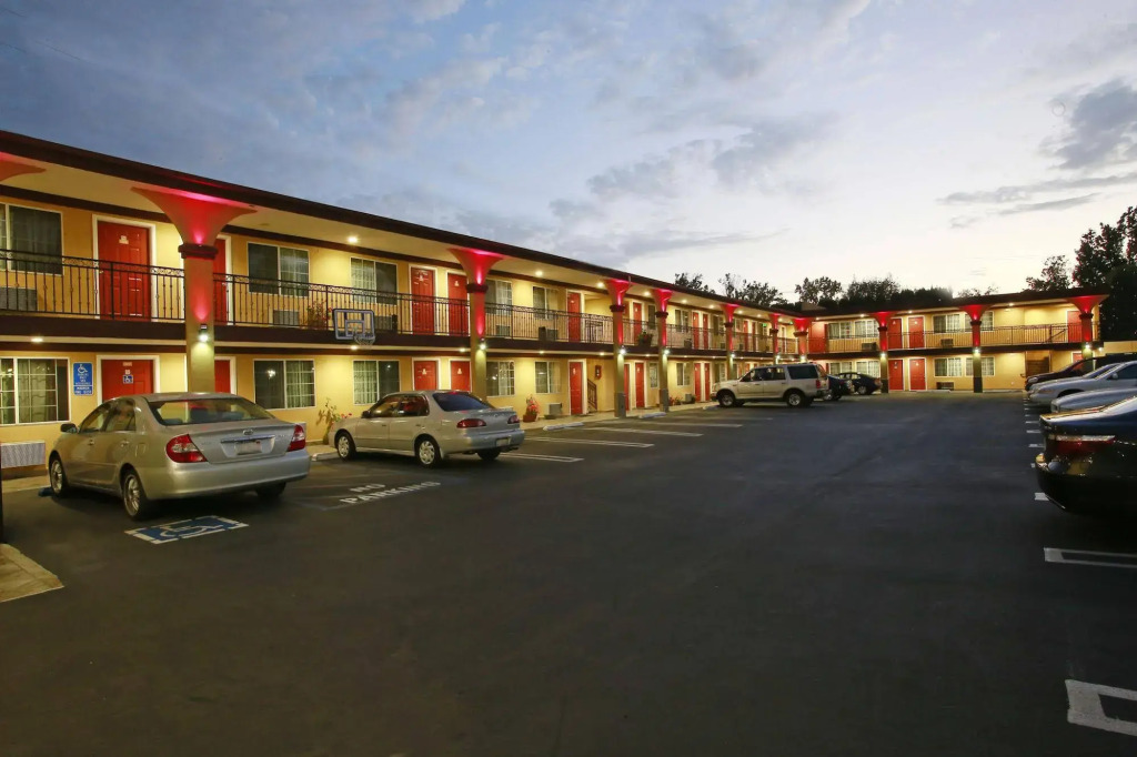 Sky Palm Motel - Orange