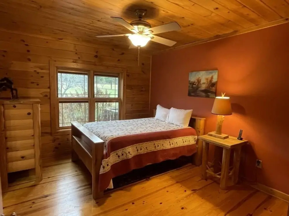 Deluxe log cabin! Pet and motorcycle friendly - enjoy nature with family and friends! 3 Bedroom Cabin by RedAwning