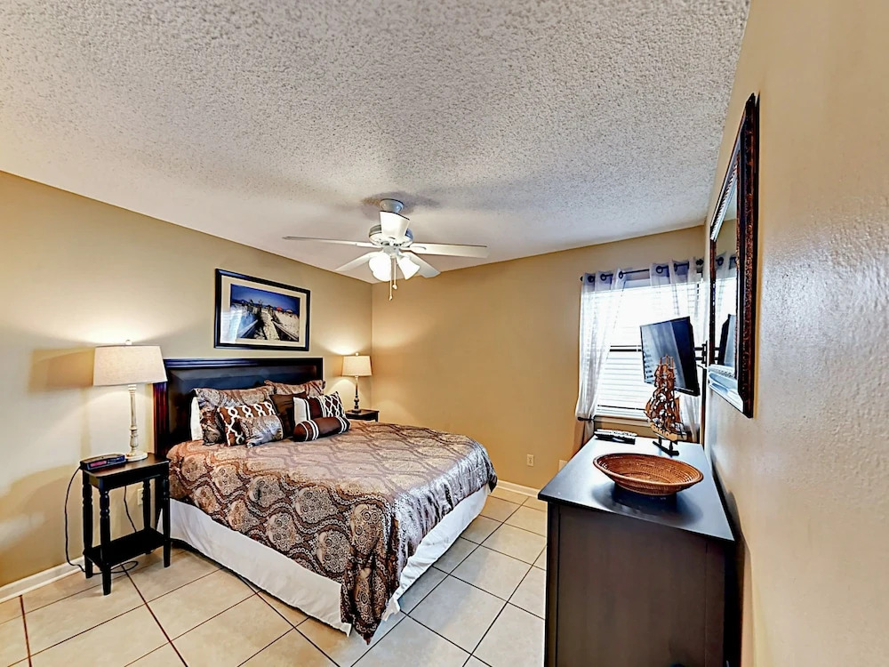 925 W Beach Seabreeze Condo - 2 Br condo by RedAwning
