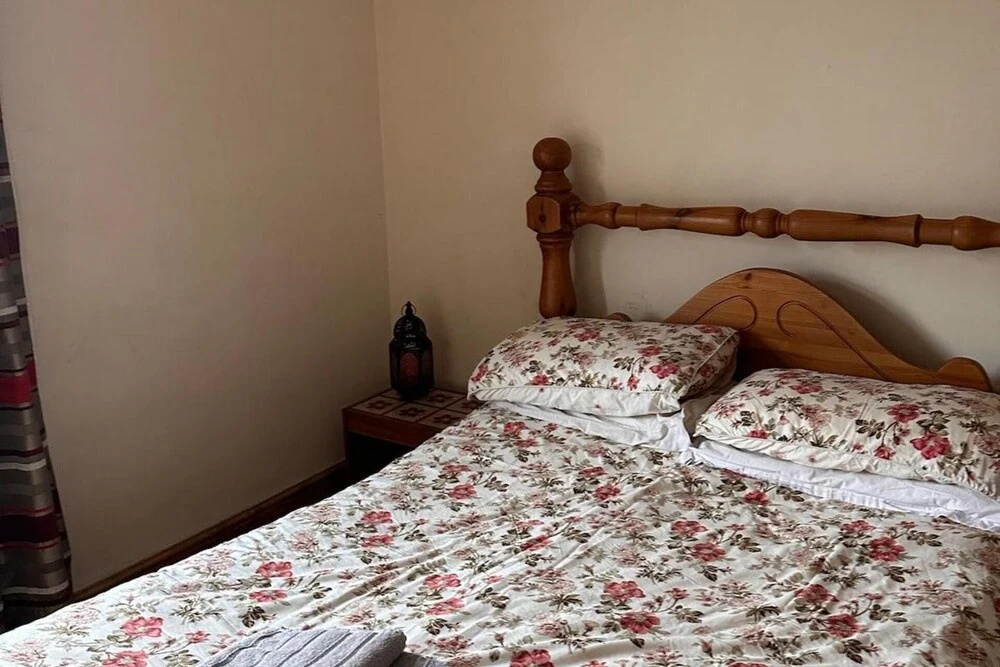 House - Sleeps 4 - Garden - on Street Parking