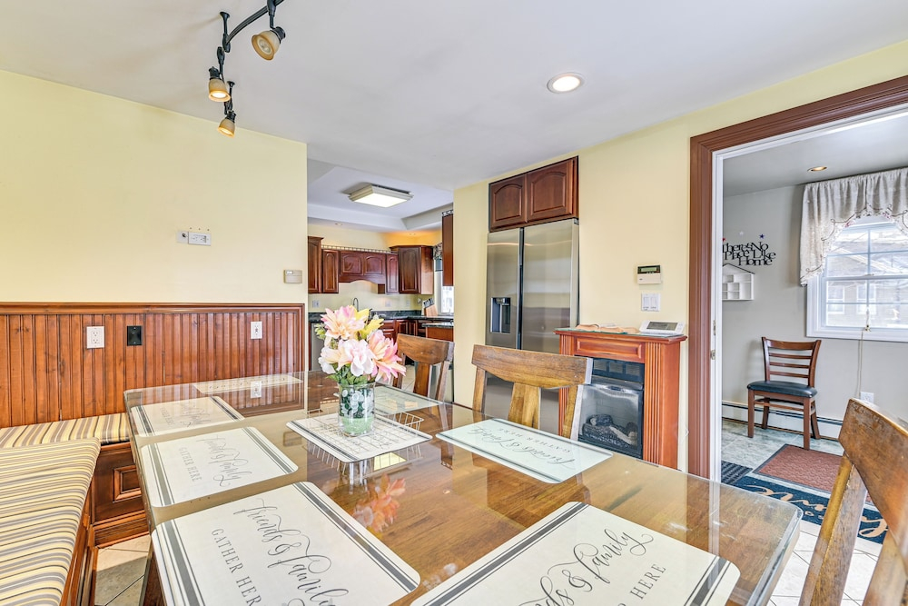 2 Mi to Dtwn Schenectady! Spacious Retreat