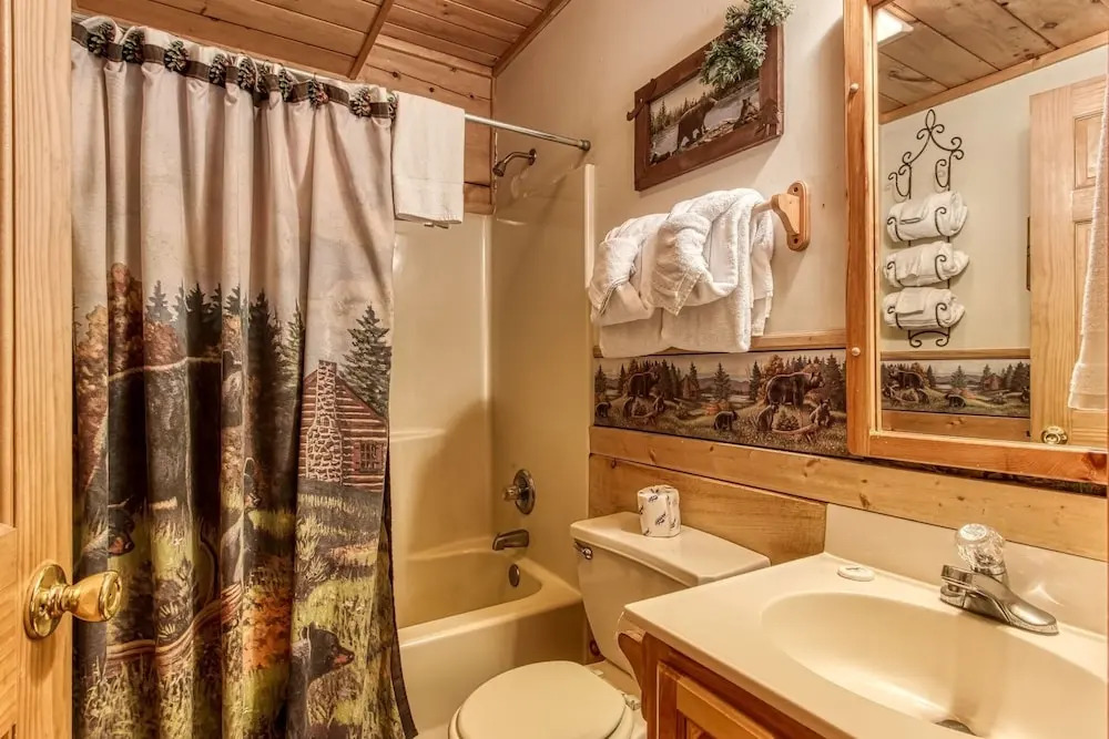 ER245 - Almost Heaven Great Location - Close To Town! 3 Bedroom Cabin by RedAwning