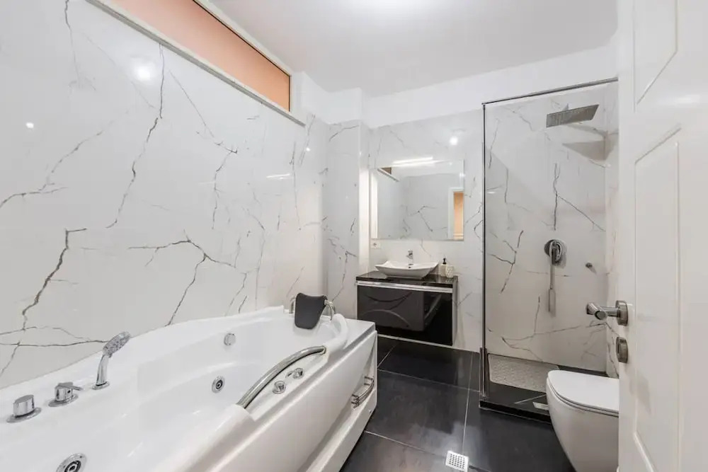 Spacious City-view Apartment Overlooking Shkod r