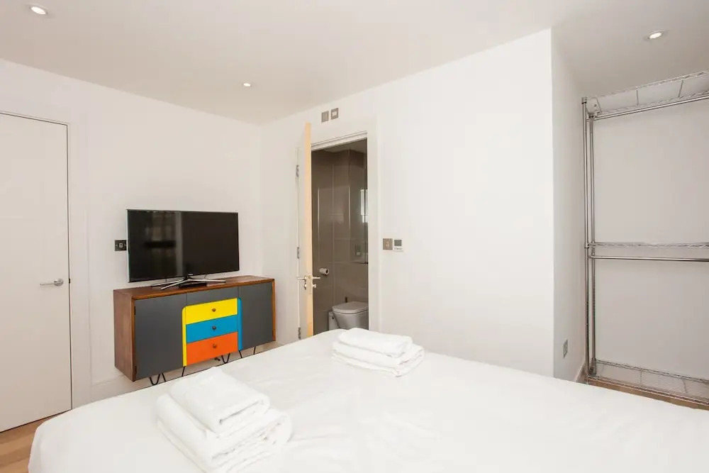 Three Bedroom Flat In Shoreditch With Large Balcony