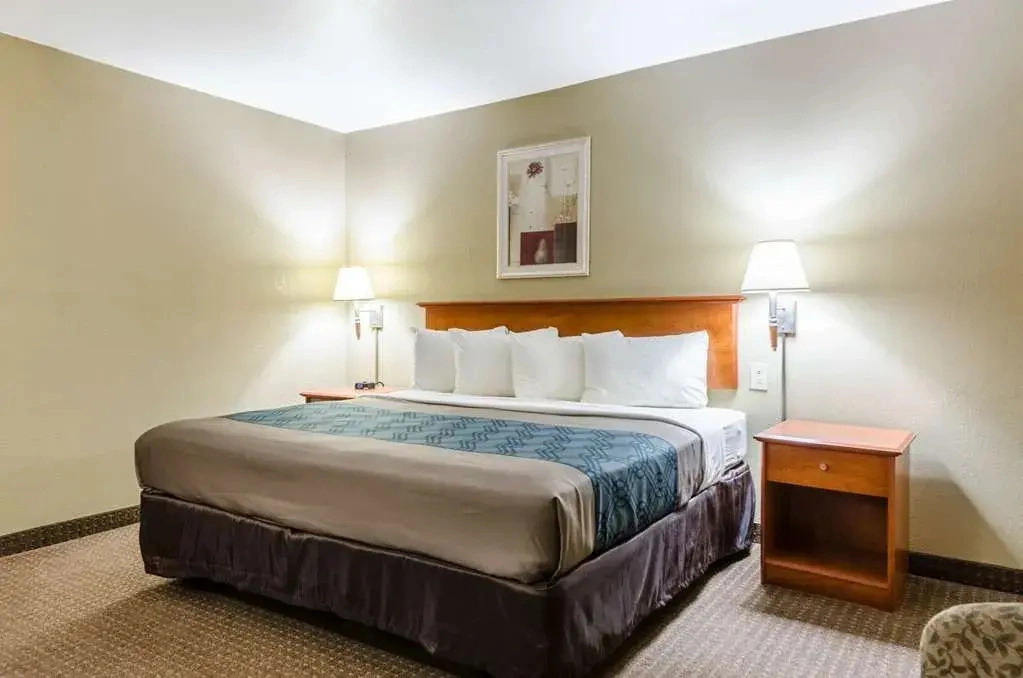 Econo Lodge Inn & Suites I 35 At Shawnee Mission