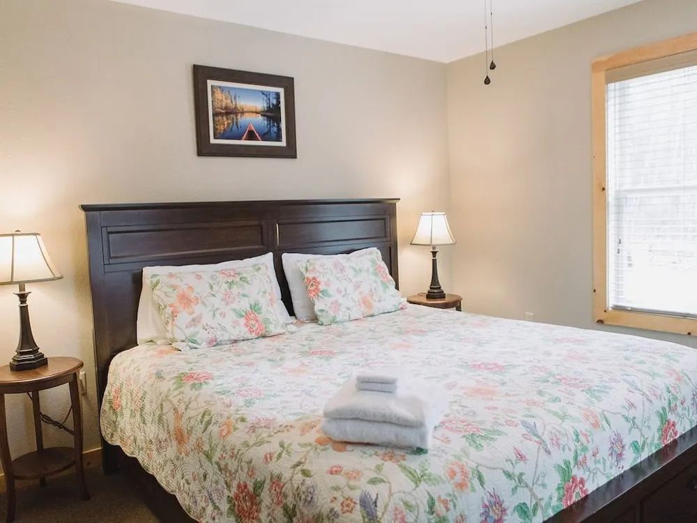 Hot Tub, Sauna, Fireplace, A/c, Dog Friendly, 1 mi to Whiteface, Forest View, Cascade Mountain Chalet