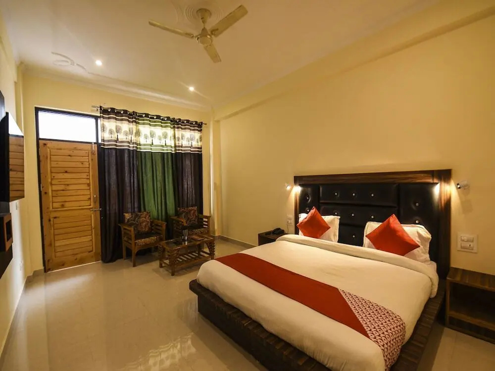 Raku's Place by OYO Rooms