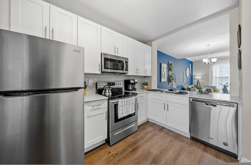 Stylish 2BR 2BA w Pool Gym Near Airport 3