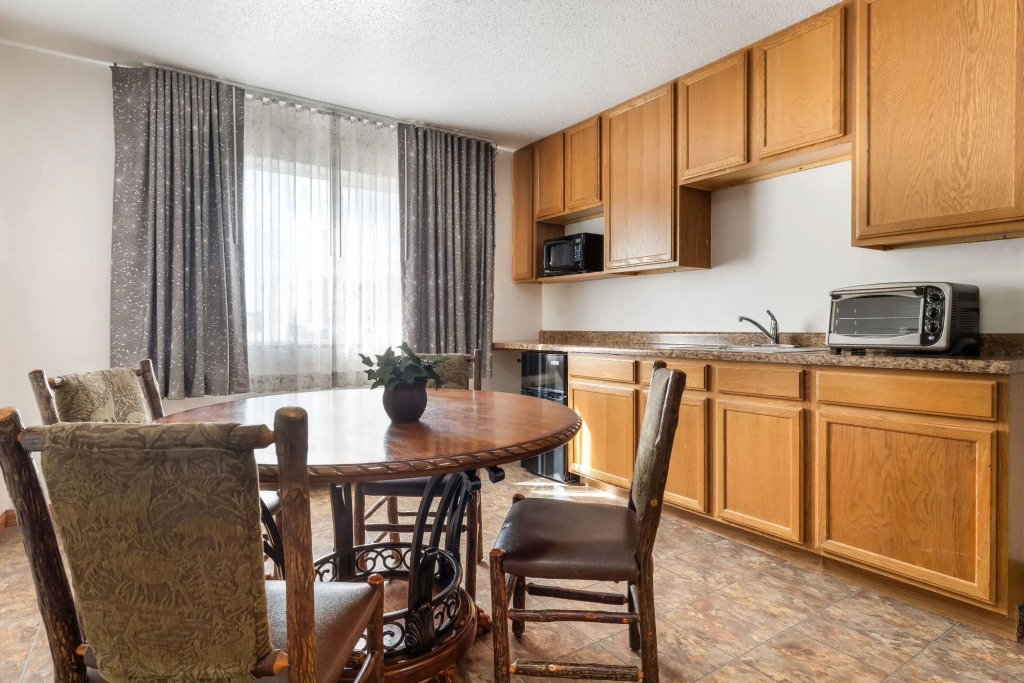 Howard Johnson by Wyndham Oacoma Hotel & Suites