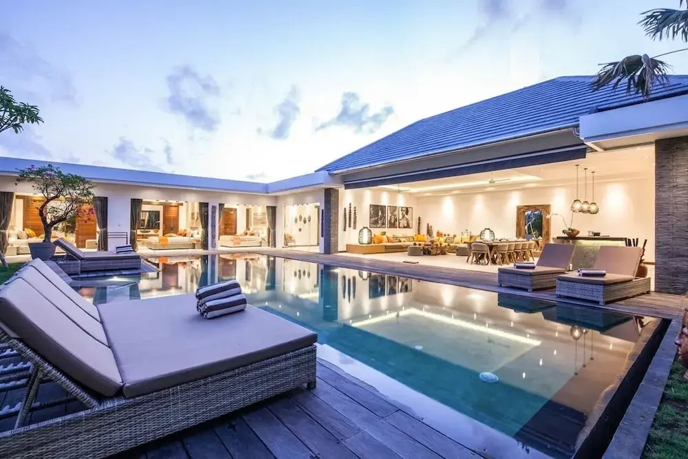 Splendid 6BR Villa, Just 400m to Finns Beach