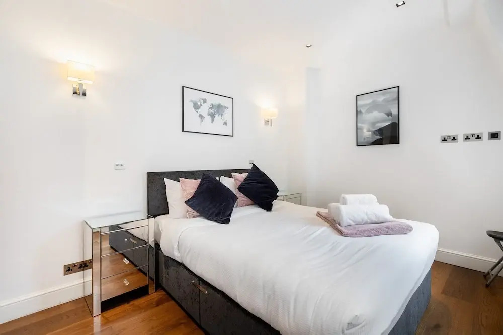 Stylish 2BR 2BA by the Heart of Soho