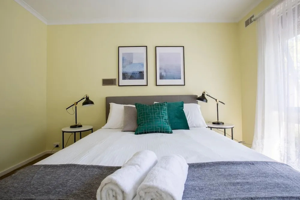 Spacious Comfortable Home in Wheelers Hill+pool