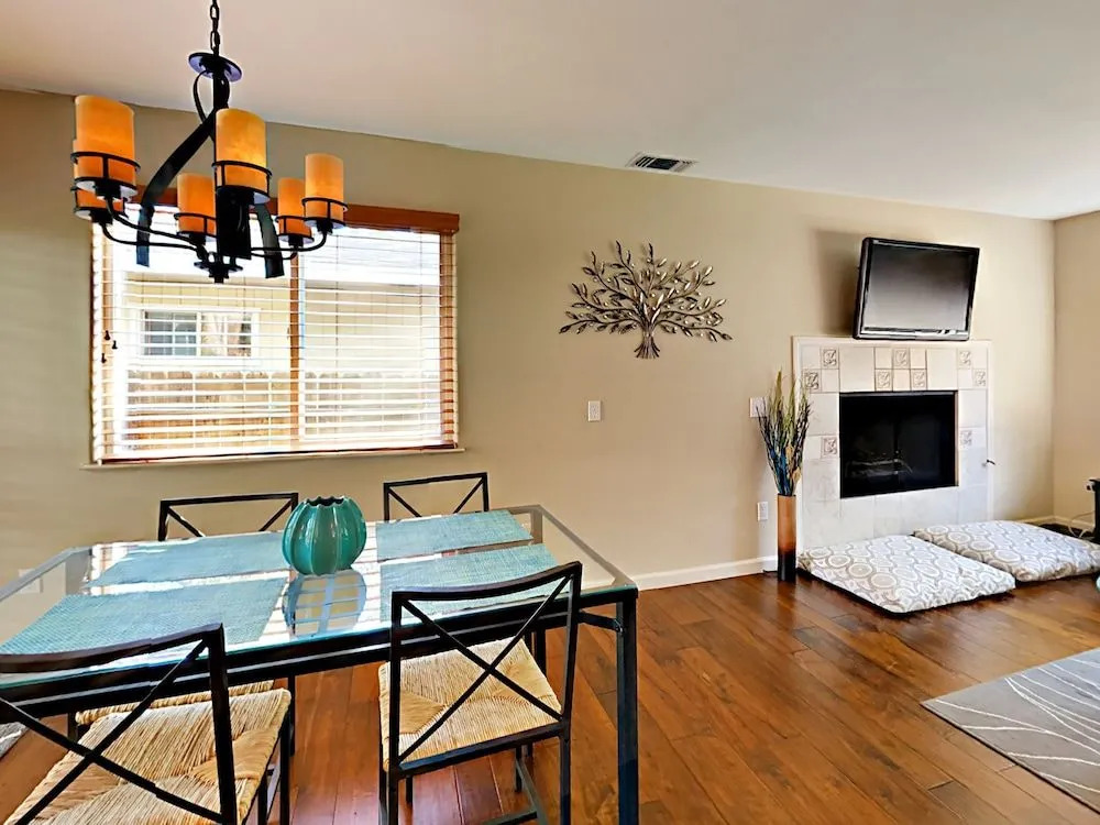 2572 Elwood Ave Home - 2 Br home by RedAwning