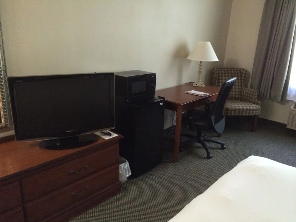 Country Inn & Suites Newark