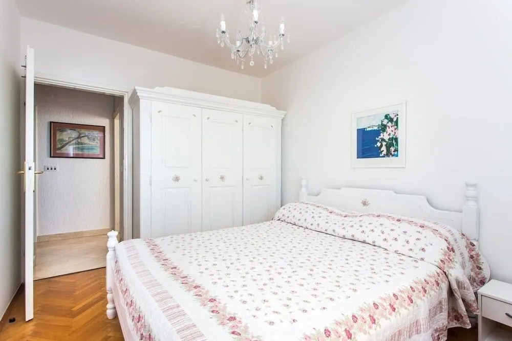 Leo Apartment