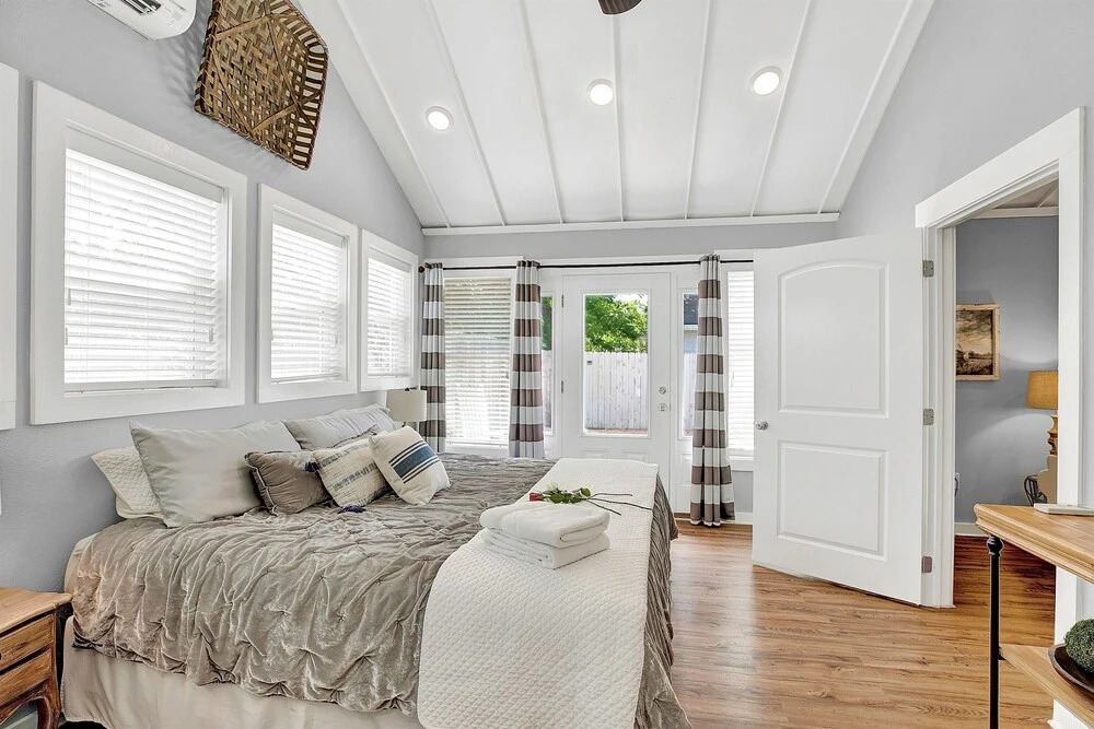 Luxury Home Near Main With Hot tub