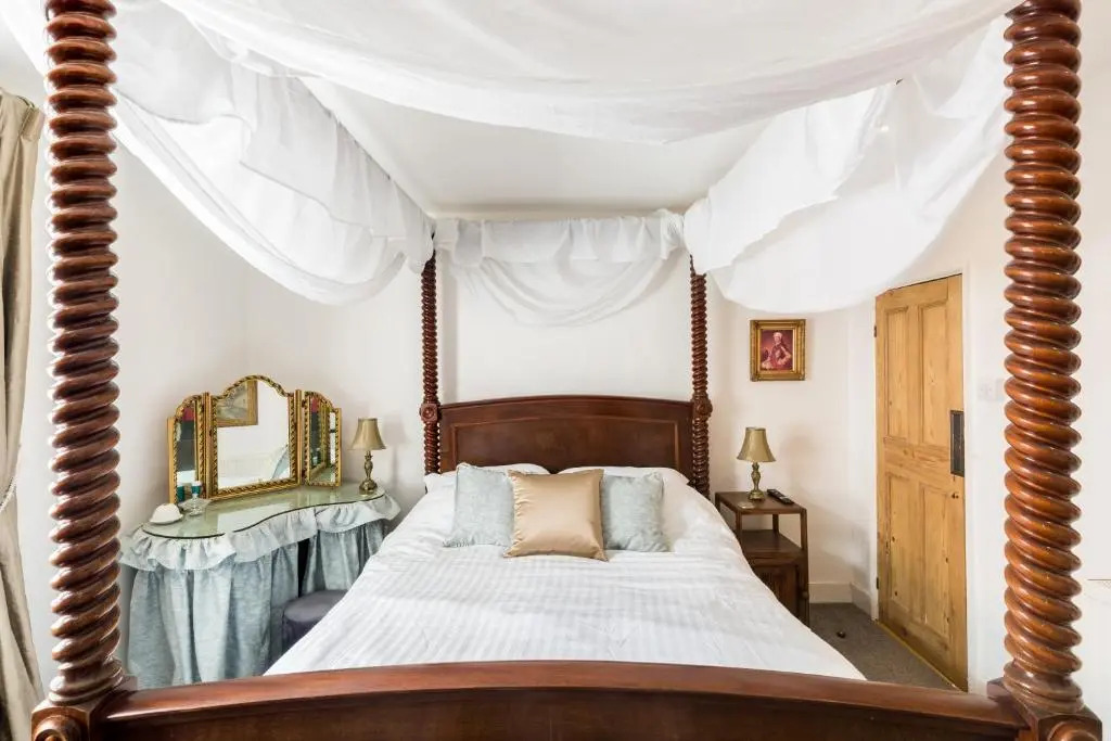 Shakespeare House, Free Parking, Town Centre Location