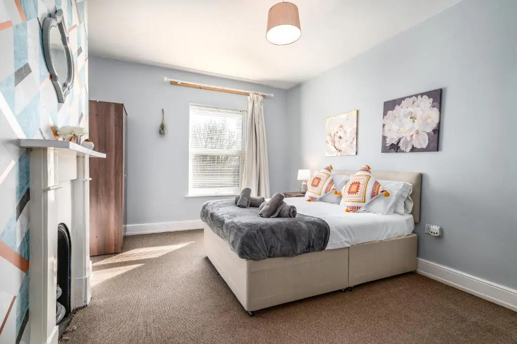 Large Contractor House in Great Location with FREE Parking - Staycation welcome by ComfyWorkers